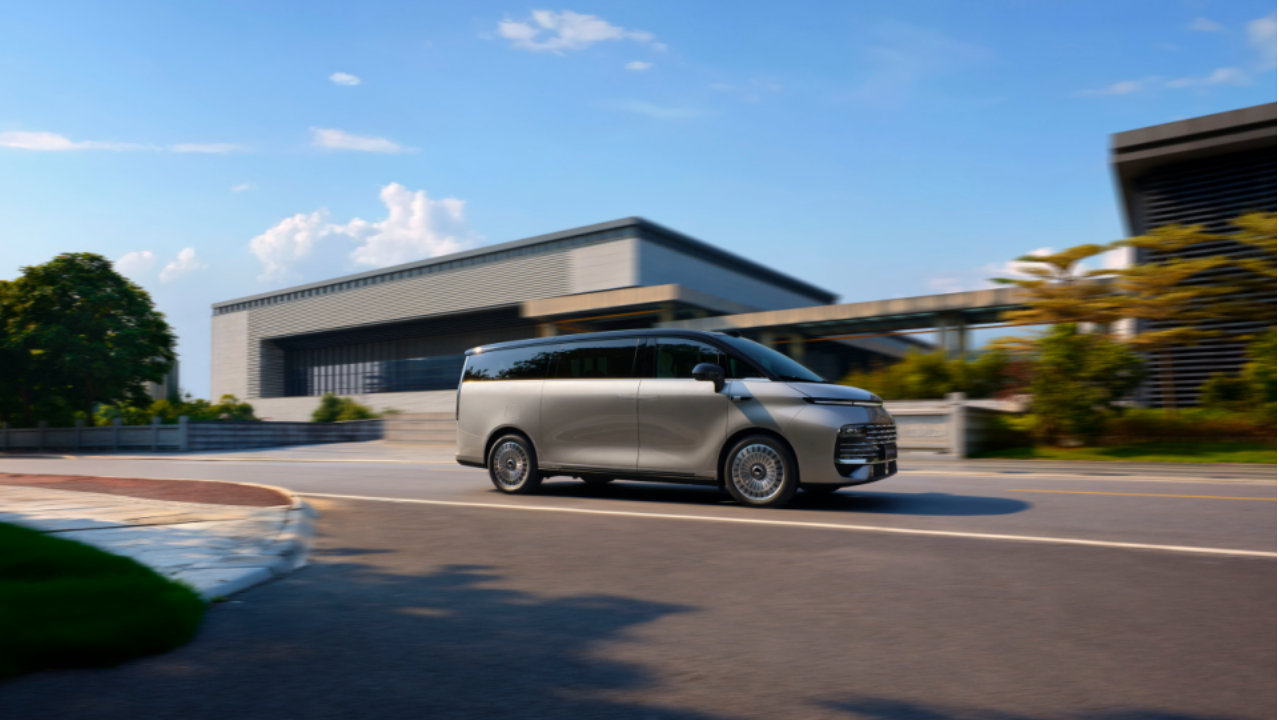 “AI全场景家庭旗舰MPV”吉利银河V900上市开售