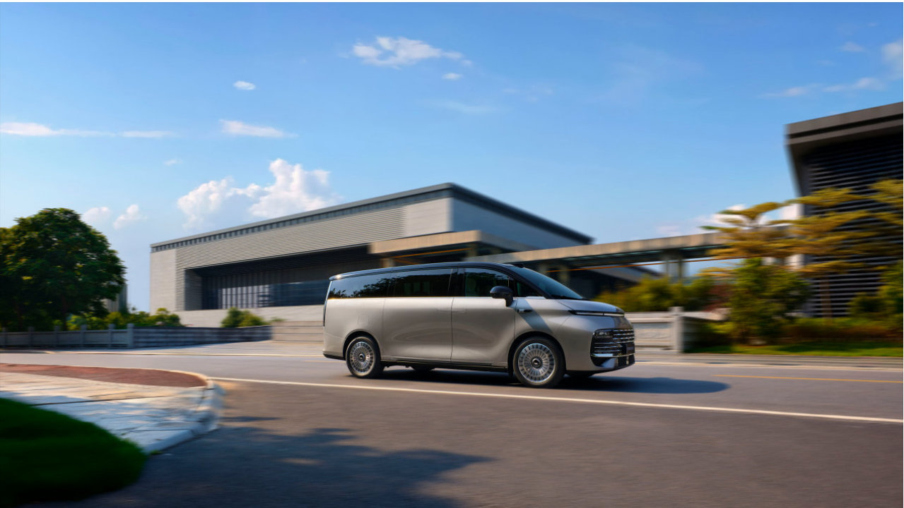 吉利银河V900上市：以AI温度，调和全家出行的每一个需求