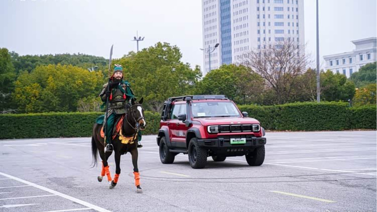 BJ40家族三车齐发！增程赤兔标准版/悦野飞行版、燃油巨幕版