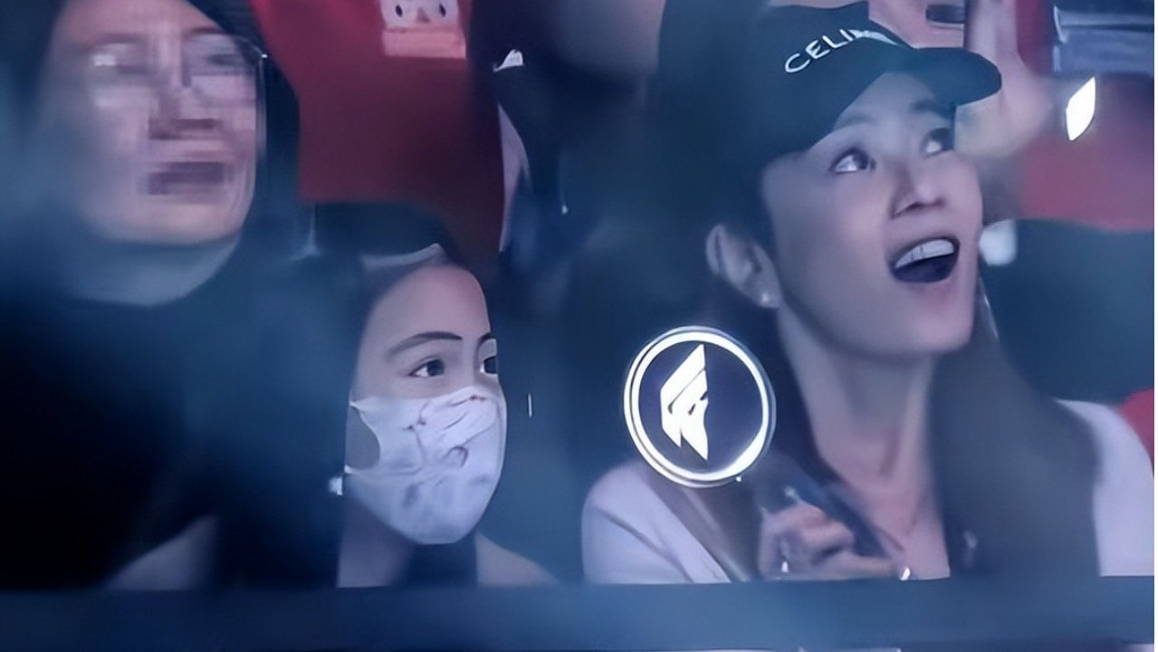 周渝民妻女首次公开亮相，九岁女儿可以原地出道，终于相信爸爸是偶像