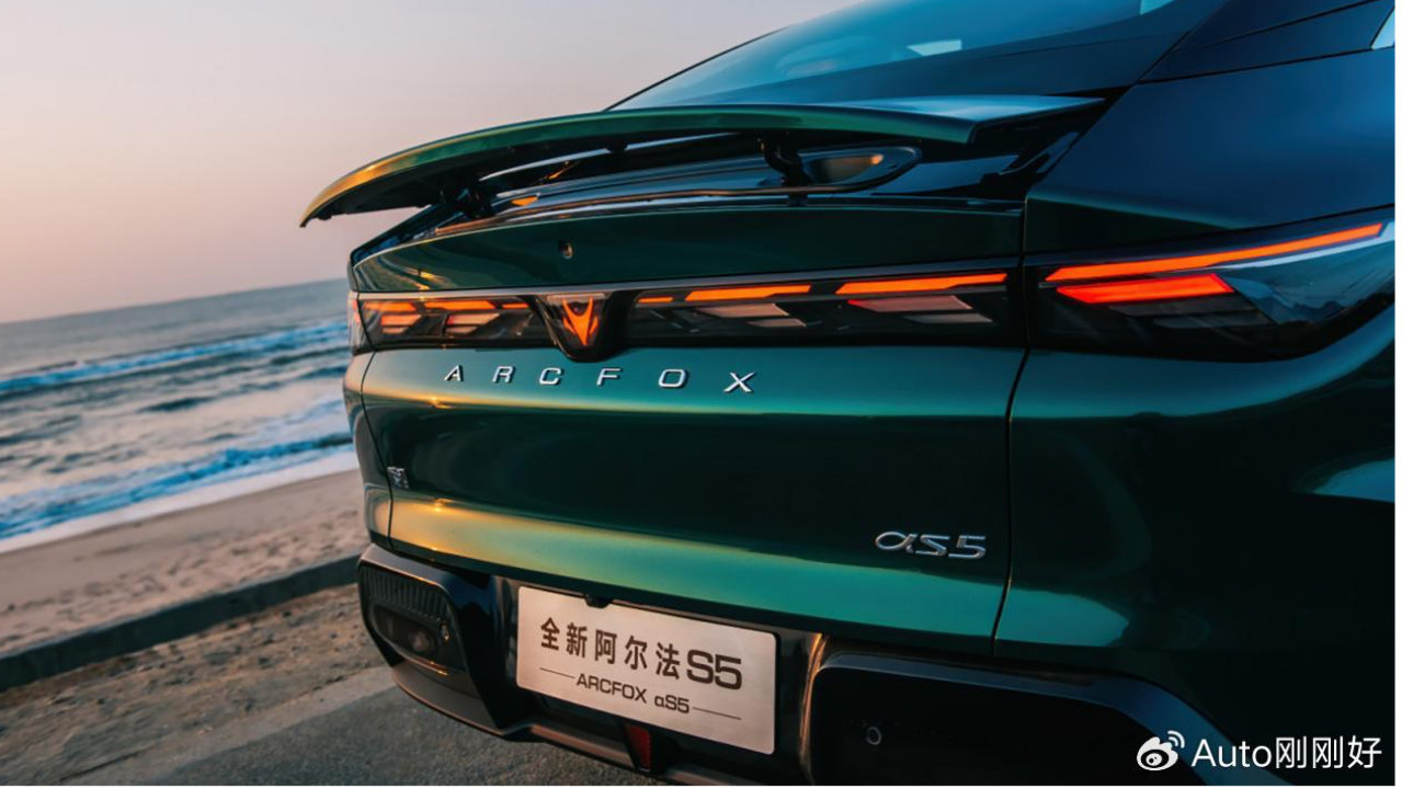 15分钟补能540km，极狐全新阿尔法S5律动上市补贴价9.98万起