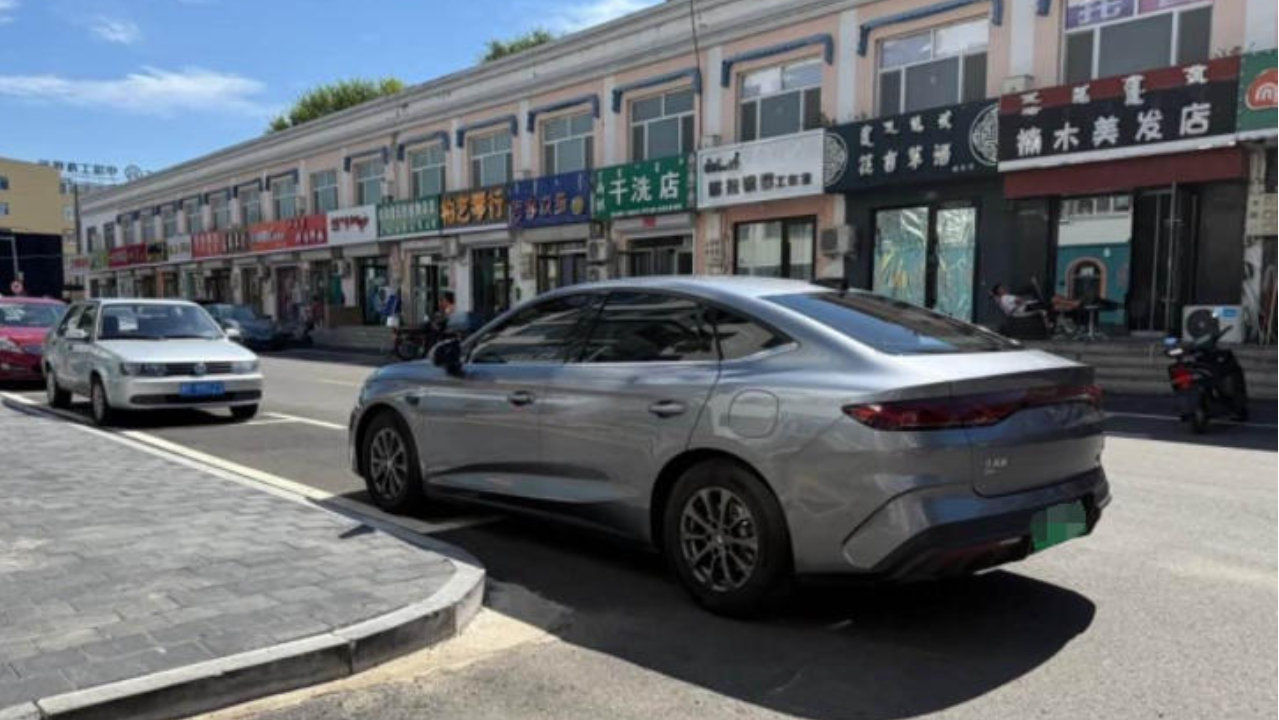 国内“插混轿车”销量王：综合续航超2100公里，月销量冲破1万台