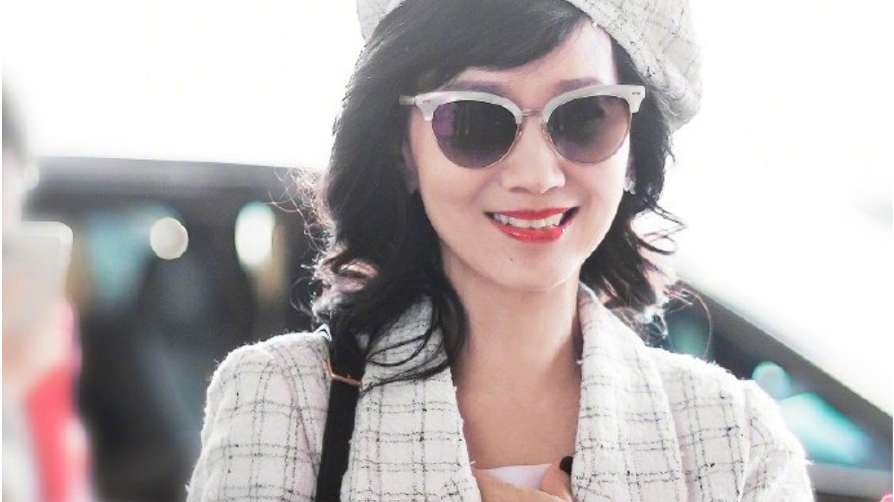 赵雅芝一身白色网格香奈儿风套装，大秀美腿