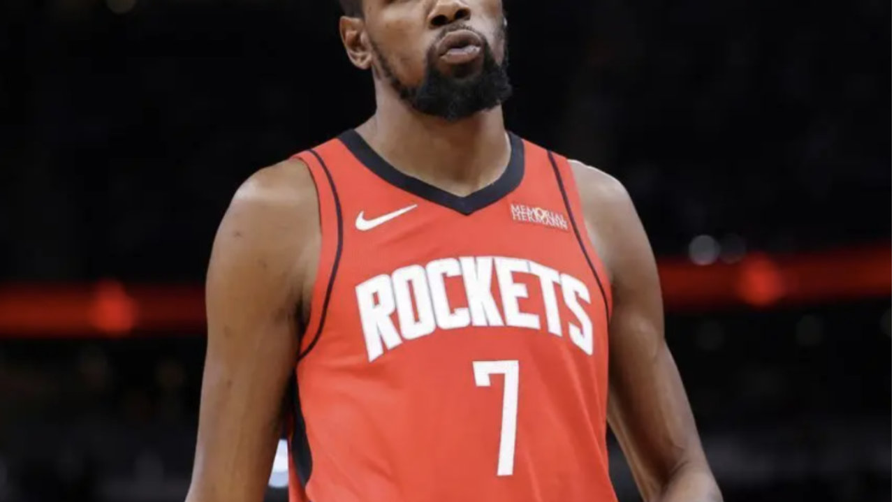 杜兰特情绪又失控！拥抱不看威少，遭骑脸很沮丧，连续2场生气了