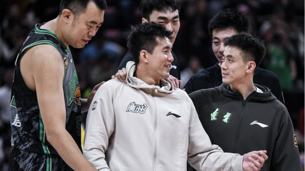 杨鸣下课，辽篮崩塌始于郭艾伦被赶走！现在终于知道谁才是队魂了