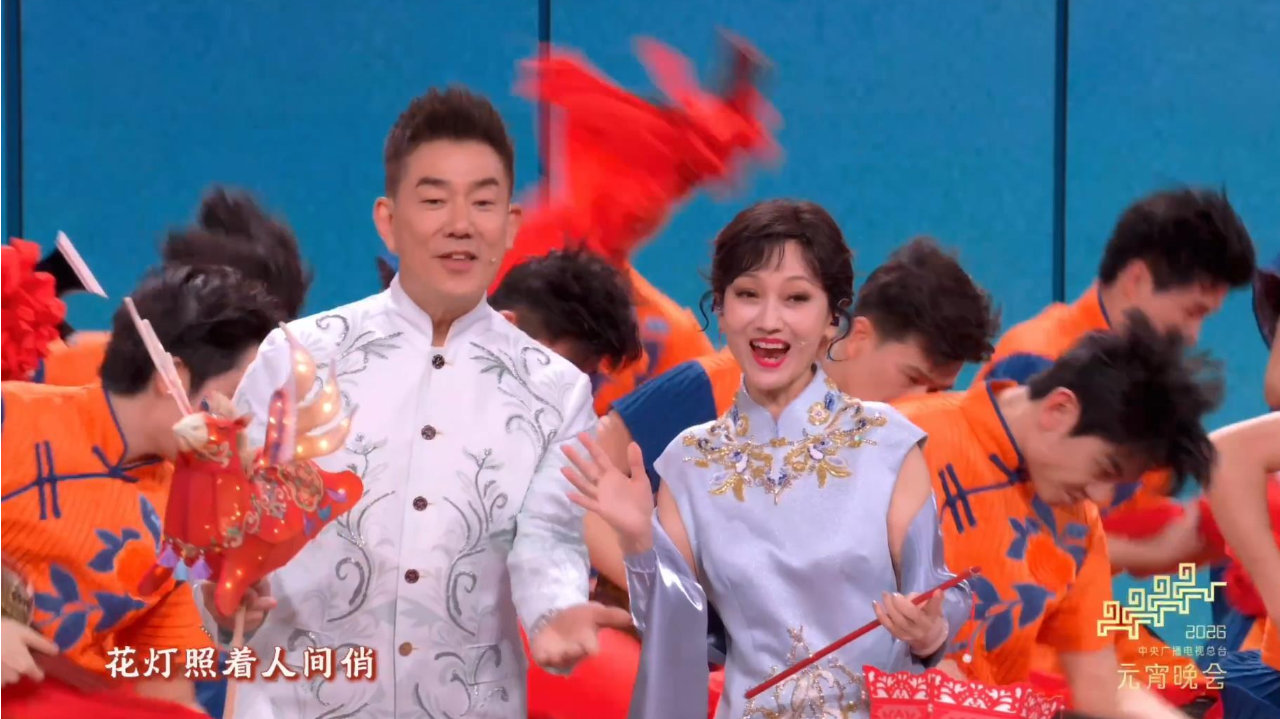 央视元宵晚会众星开场，72岁赵雅芝风采依旧，徐梦桃王心迪对视太好嗑