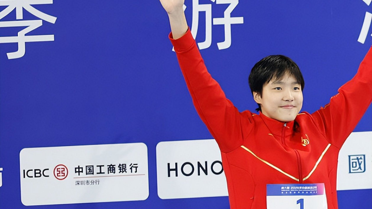 极限逆转夺冠！中国游泳13岁天才少女夺第三金：新版叶诗文太猛