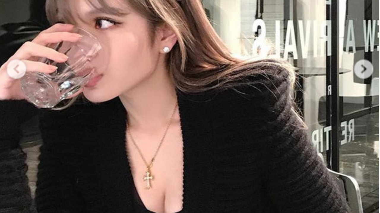 周扬青身穿黑色紧身毛衣裙，大方秀起迷人事业线