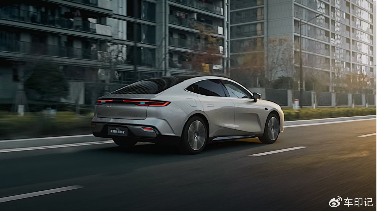 黄宗泽帅气助阵 吉利银河星耀8远航家完美诠释 “帅得不像实力派”