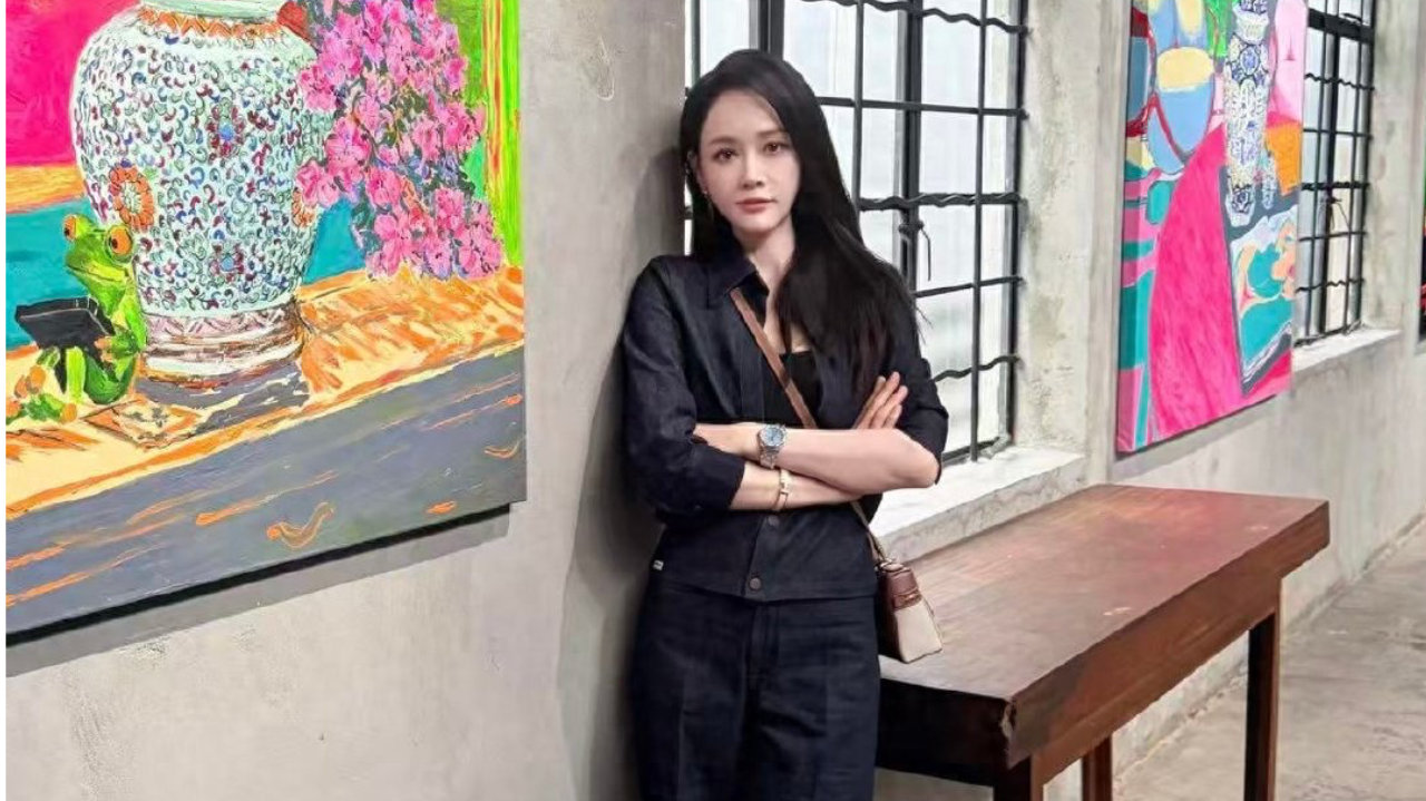 陈乔恩去看展带火了一种新穿法:“牛仔衬衫+牛仔裤”，时髦又高级