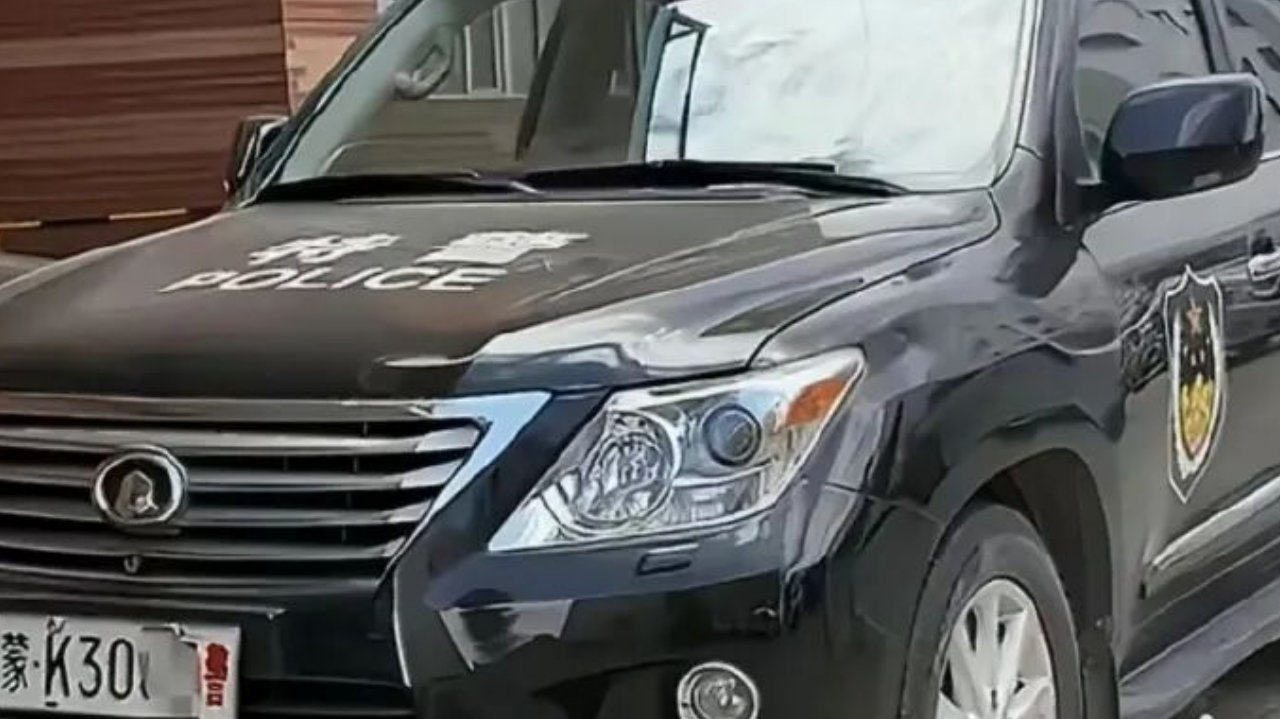 警车私自更换车标，既要“相应整改”，更要“相应追责”