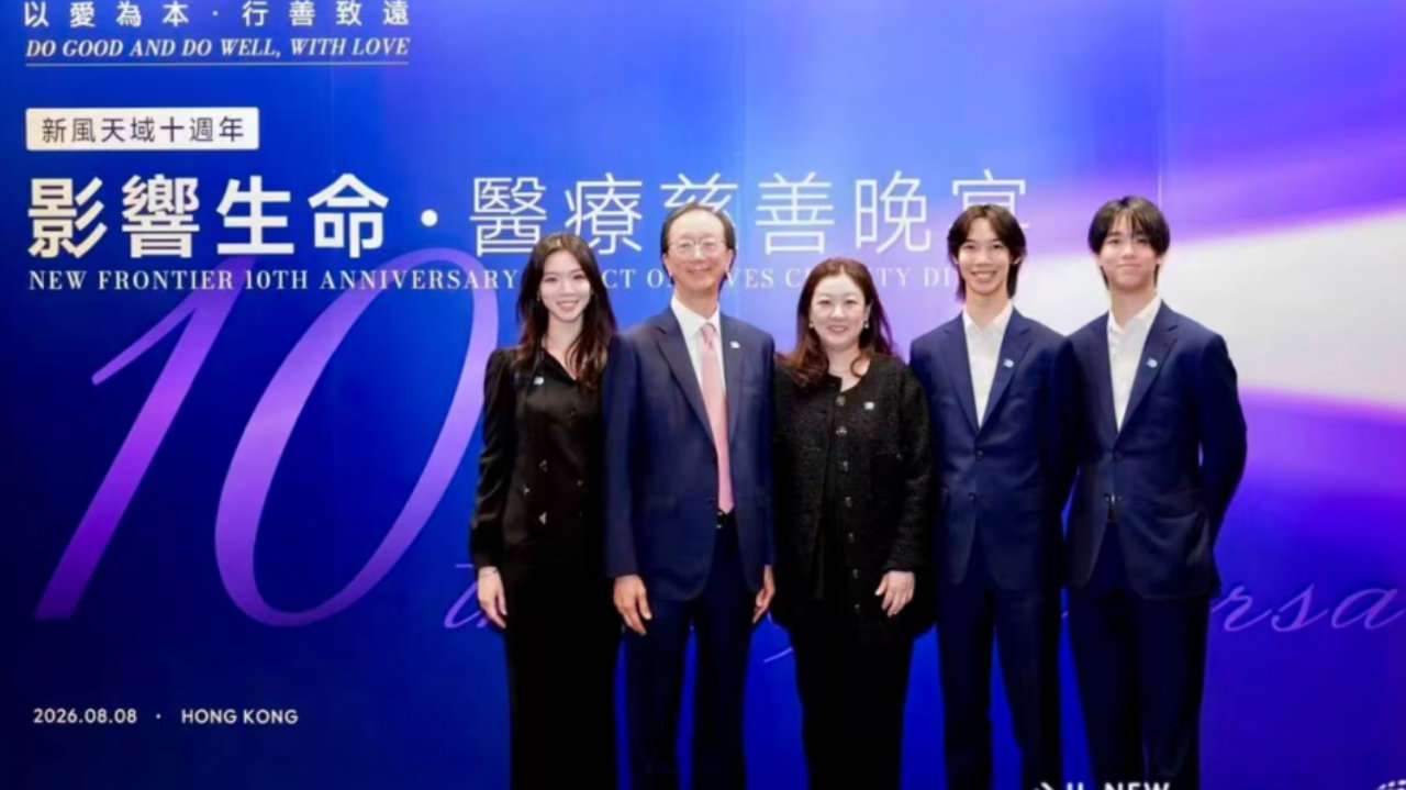 48岁伏明霞携全家出席晚宴！两儿子身高超爸爸，23岁女儿比妈妈还美