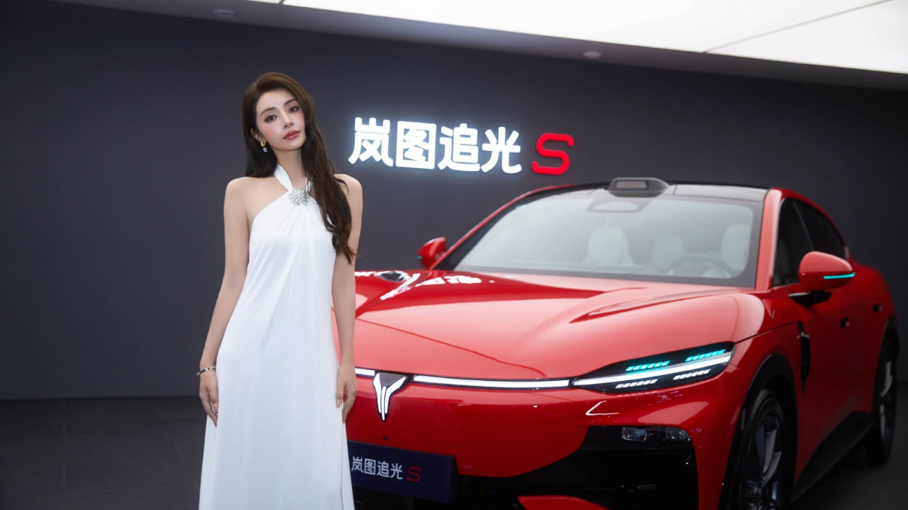 岚图追光S成都车展火爆，明星麦迪娜现场提车