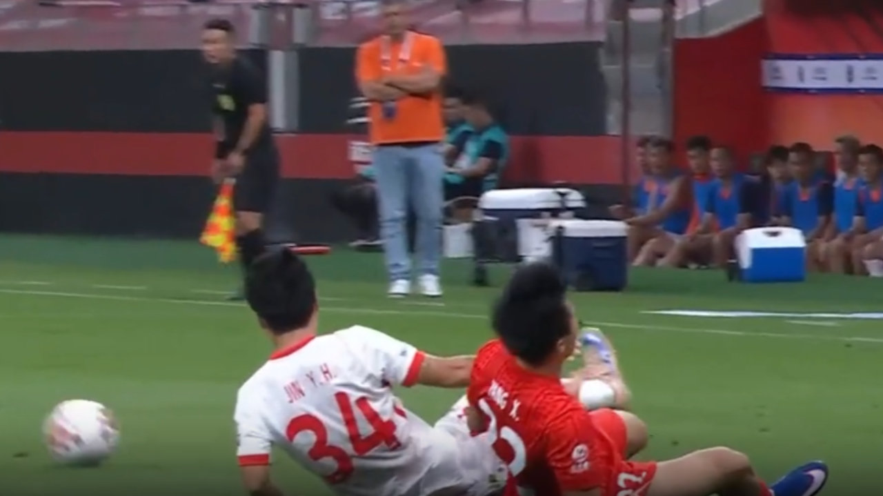 2-1！上海海港“大逆转”，张琳芃送“致命失误”，武磊梅开二度
