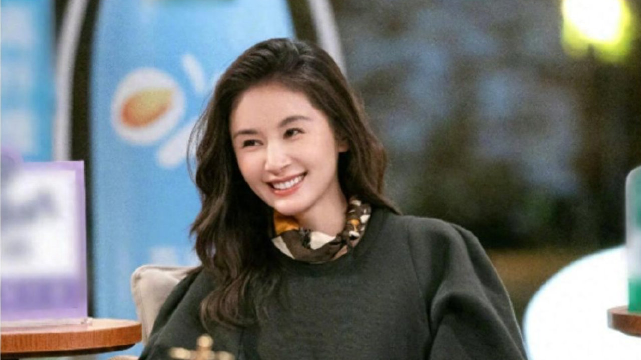 王子文的私服穿搭才叫时髦，卫衣+牛仔裤超减龄，印花丝巾显气质