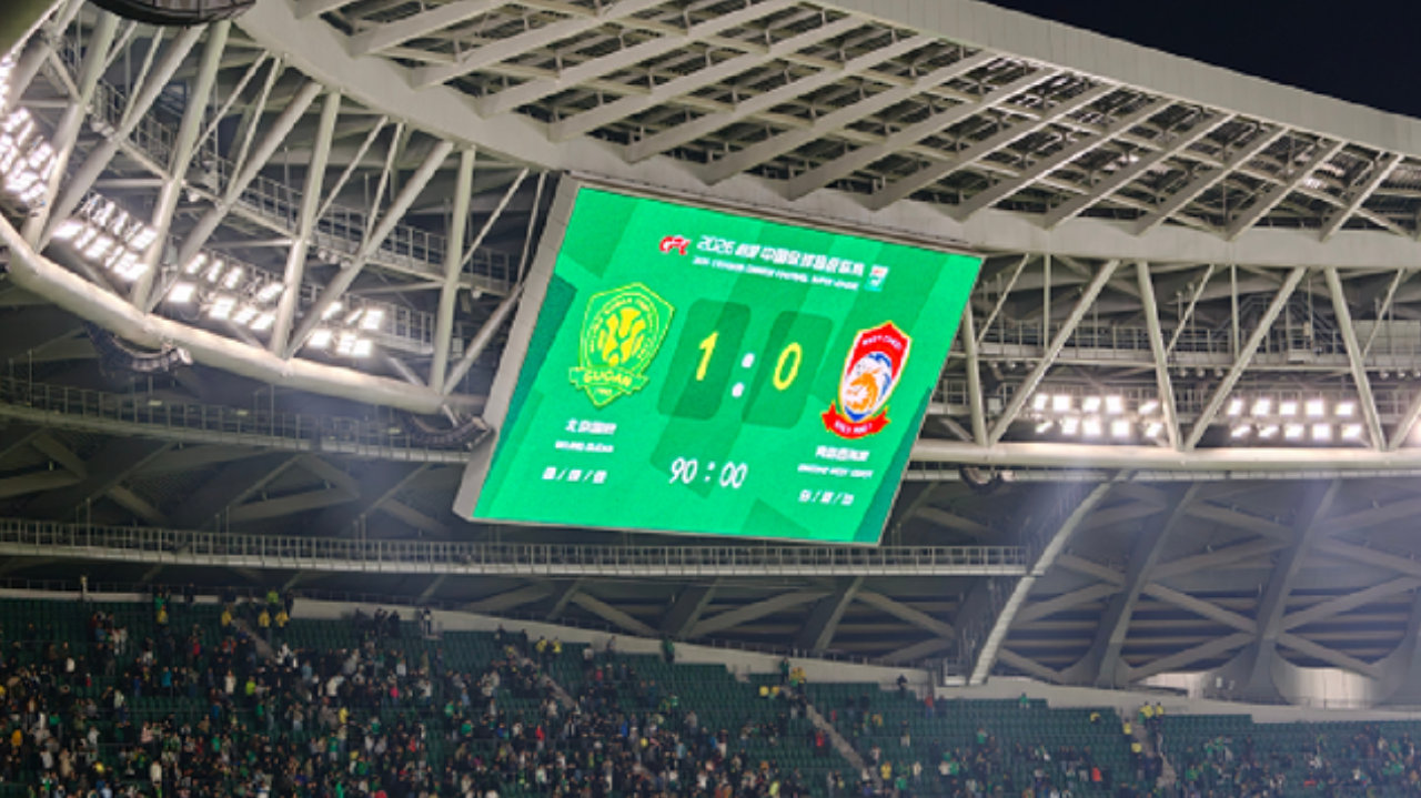 1-0！ 国安外援“重伤”，裁判引发争议，张玉宁爆发，绝杀青岛