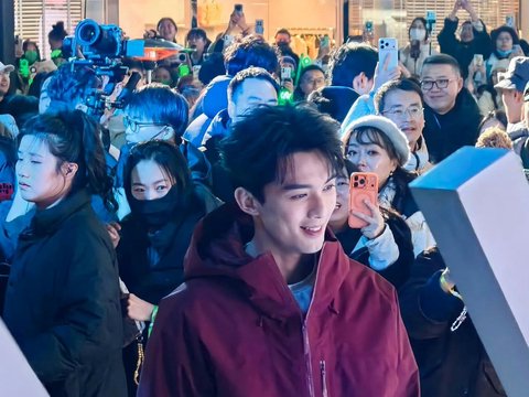 吴磊红色冲锋衣造型展清新男大感