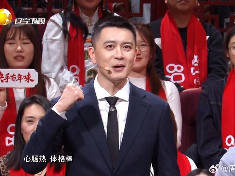 杨鸣辽视春晚遇仿生机器人小柒调侃，赛场梗引欢乐互动