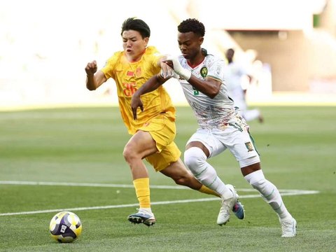 国足开场9分钟0-2落后！5后卫被世界第45打爆 颜骏凌叉腰摇头