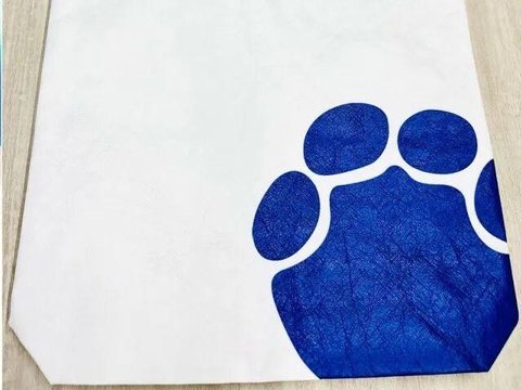 江苏一老人骑三轮在省道逆行，过路司机担心危险开双闪“护送”3公里，最后被大货车逼停：嗓子都喊哑了他也不听