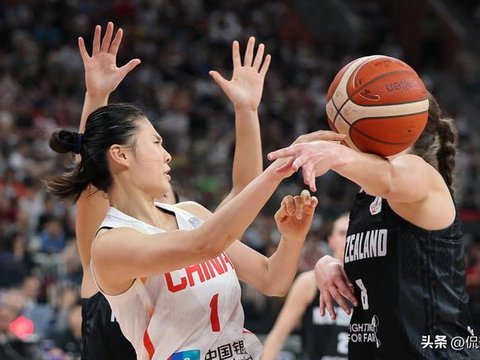 “2米26巨人”打疯了！中国女篮惨败，邓雨婷离队，3人满分封神