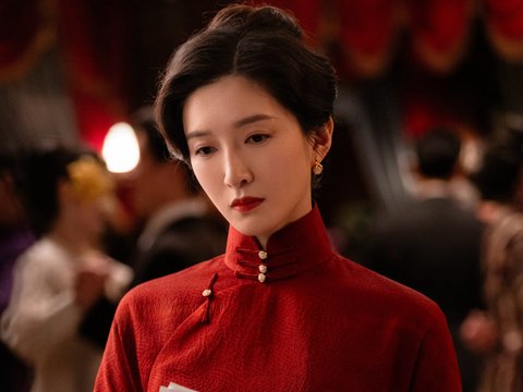 江疏影红旗袍摘面具，眼神戏满满神秘感立住