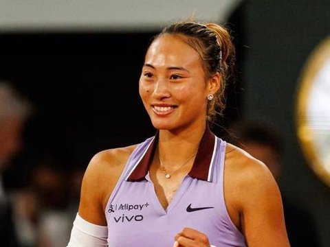 装都不装？郑钦文逆转不到24小时，离谱一幕上演，李娜果然没说错