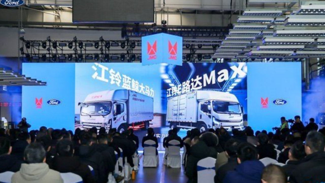 江铃推蓝鲸与E路达Max双车上市 轻卡市场“油电并行”临界点将至？