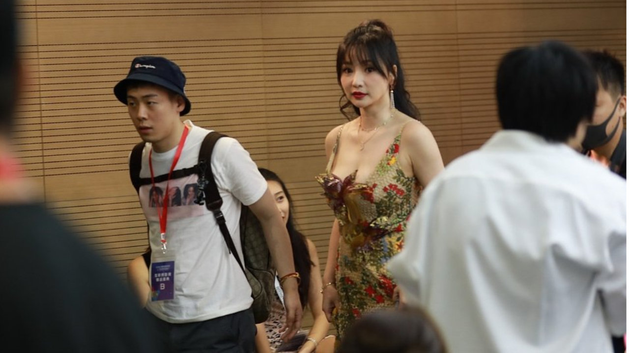 柳岩穿露背碎花裙自嘲像“菜花蟒” 自提裙摆侧面很性感