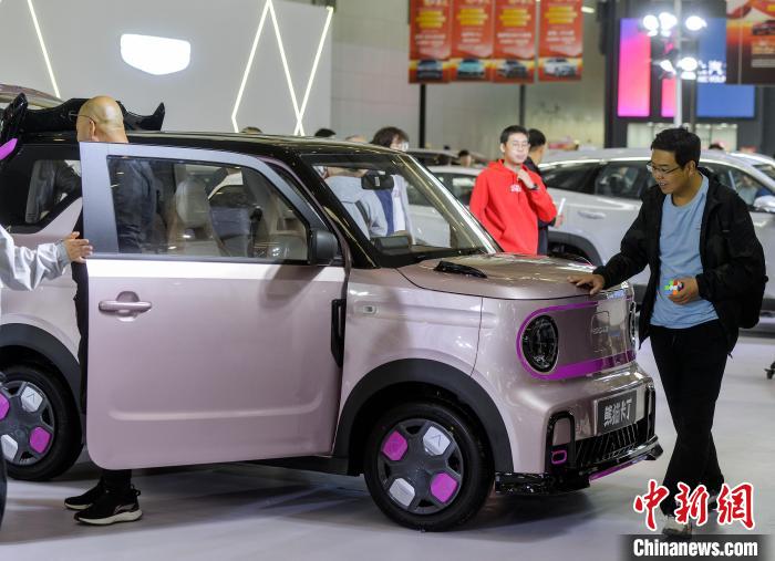 乌鲁木齐：市民逛车展欢度国庆