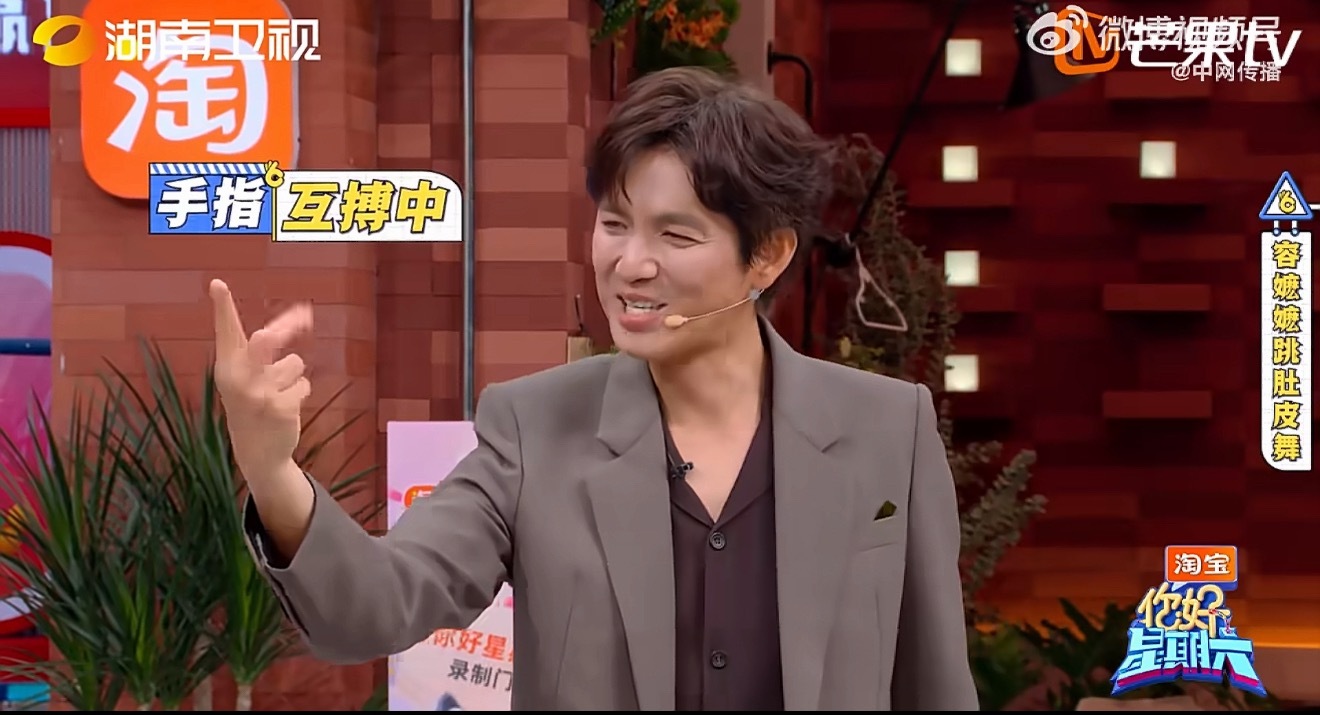 严屹宽模仿容嬷嬷扎紫薇，从表情到手势也太像了吧！