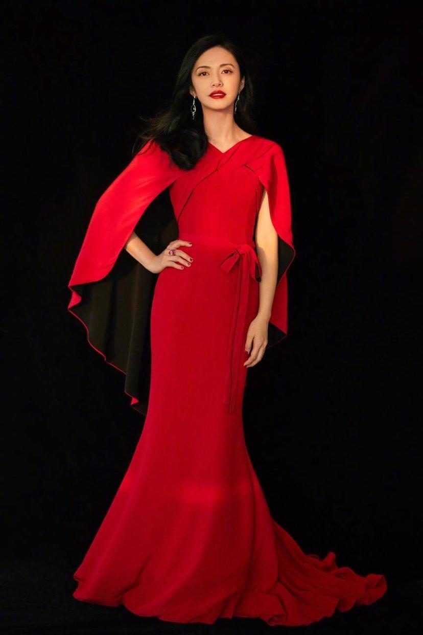 姚晨的高级感真难学！墨绿色丝绒外套神秘高级，搭黑色吊带更精致