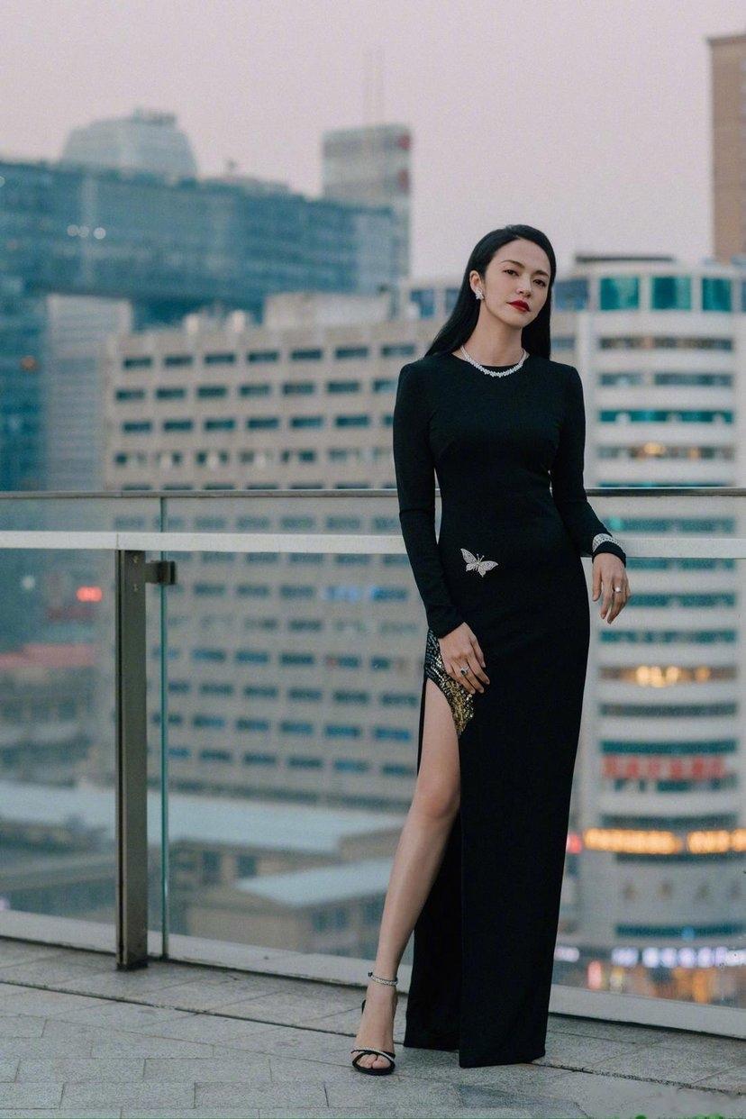 姚晨的高级感真难学！墨绿色丝绒外套神秘高级，搭黑色吊带更精致