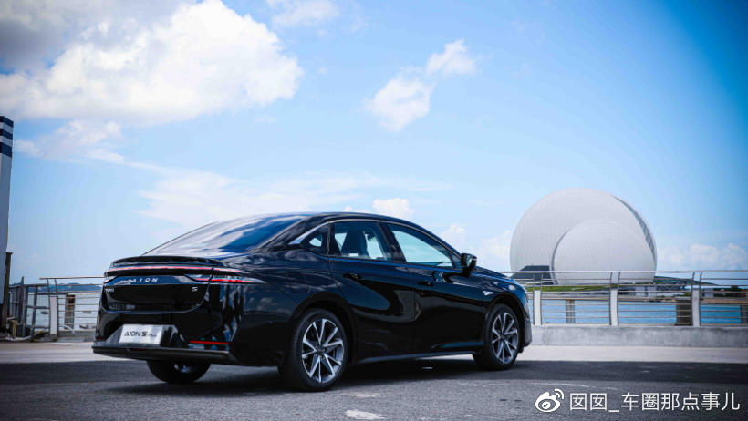 小鹏P5、AION S PLUS、秦PLUS EV展开电动家轿之争