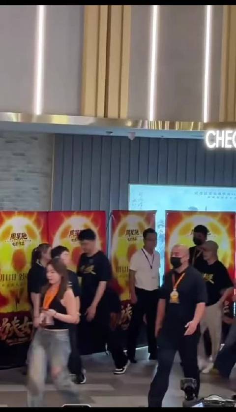 这么乖的宝宝谁不爱啊 依偎在星爷肩膀里说悄悄话