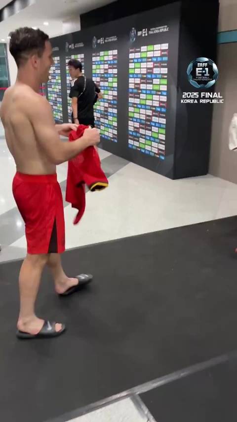 老队友归化国脚塞尔吉尼奥赛后与相马勇纪互换球衣