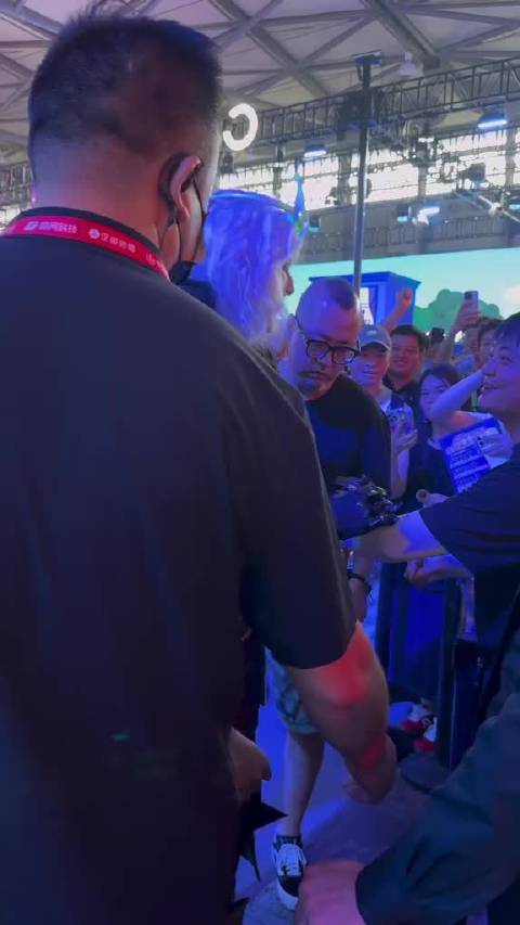 “你会毁掉整个世界”“她才是我的世界”