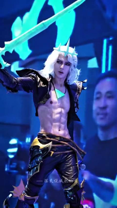 第一个想到让汪东城cos佛爷的真是个甜菜