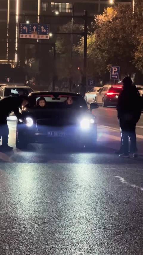 此剧组又是宾利又是直升机的