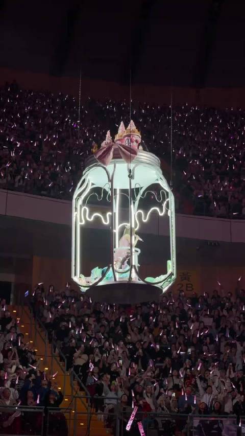 王心凌乘坐“糖罐子”飞车舞台效果直接拉满了！