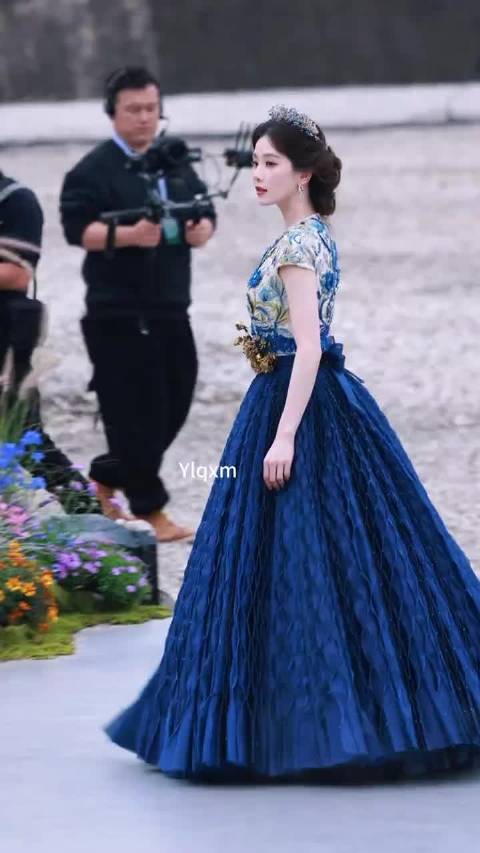 头戴王冠红毯开场 太美了！