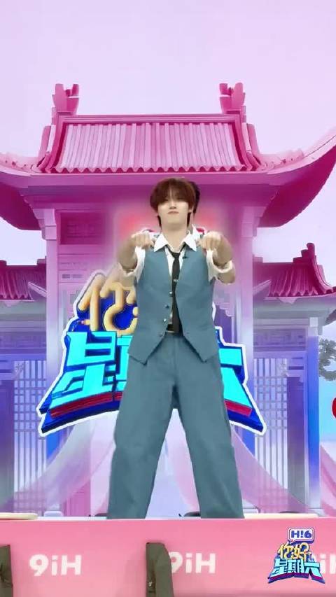 刘宇宁丁程鑫合跳摩托摇，好六街变酷炫舞池