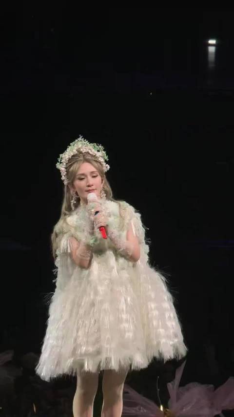 谢娜张杰演唱会互动引热议，娜娜调侃粉丝引爆笑