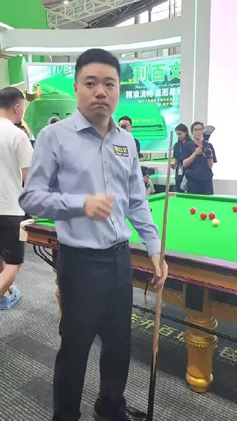 丁俊晖广州亮相，曾自费创办台球学院扶持后辈