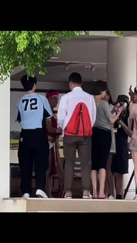 “小凯～”笑晕了 没想到新加坡人和西班牙人又在泰国见面了