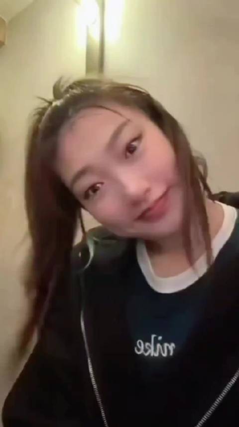 女篮李梦球场展英姿，主宰篮筐显实力