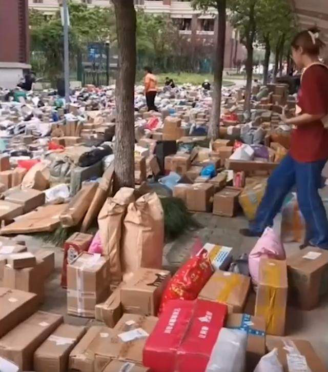 2亿围观冲上热搜!上海这所高校,快递多到把路都堵死了休闲区蓝鸢梦想 - Www.slyday.coM 2亿围观冲上热搜!上海这所高校,快递多到把路都堵死了休闲区蓝鸢梦想 - Www.slyday.coM