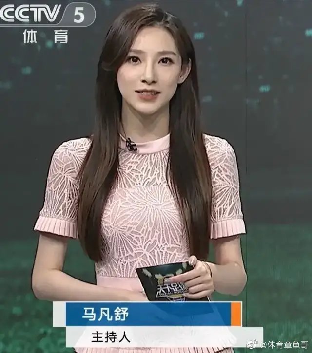 天下足球美女主持人主持春晚