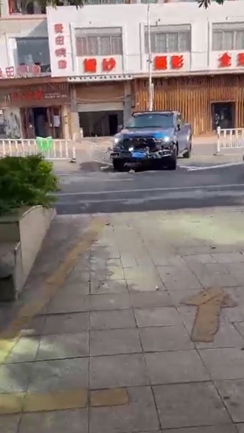 突发!一皮卡车横冲直撞,多车受损、1人死亡!警方通报:司机毒驾休闲区蓝鸢梦想 - Www.slyday.coM 突发!一皮卡车横冲直撞,多车受损、1人死亡!警方通报:司机毒驾休闲区蓝鸢梦想 - Www.slyday.coM