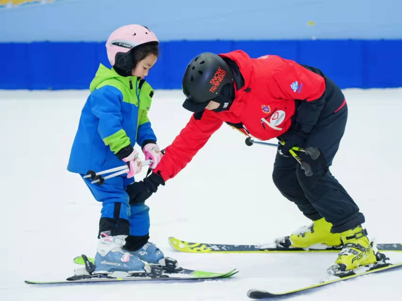首届湾区冰雪文化节在穗举行奥运冠军变身志愿者带你一起滑雪